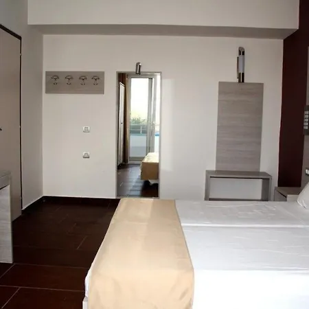 Karavos Aparthotel 2*