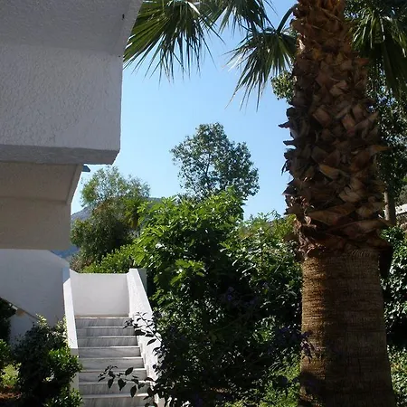 Karavos Aparthotel 2*