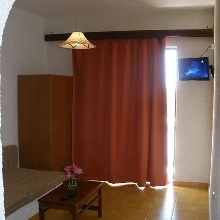 Karavos Aparthotel 2*