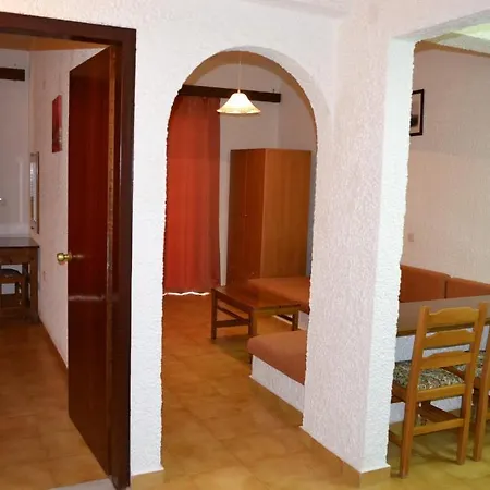 Karavos Aparthotel 2*
